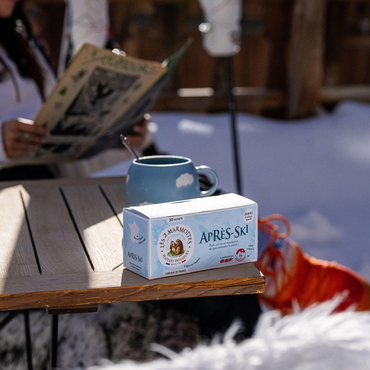 tisane après ski, le souvenir des alpes dans la tasse ! Tisane d'hiver thym citron et eucalyptus, 100% plantes sans arômes ajoutés. Fabrication Les 2 Marmottes. Tisane solidaire : 0.50€ reversés à la Fondation enfance & montagne de l'ESF par boîte achetée.