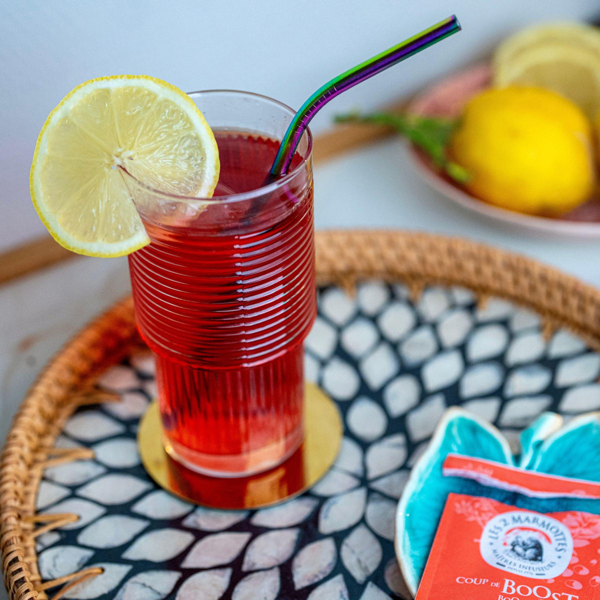 Coup de boost, tisane à l'hibiscus, peut se déguster froide ou glacée pour une boisson estivale qui rappelle le bissap