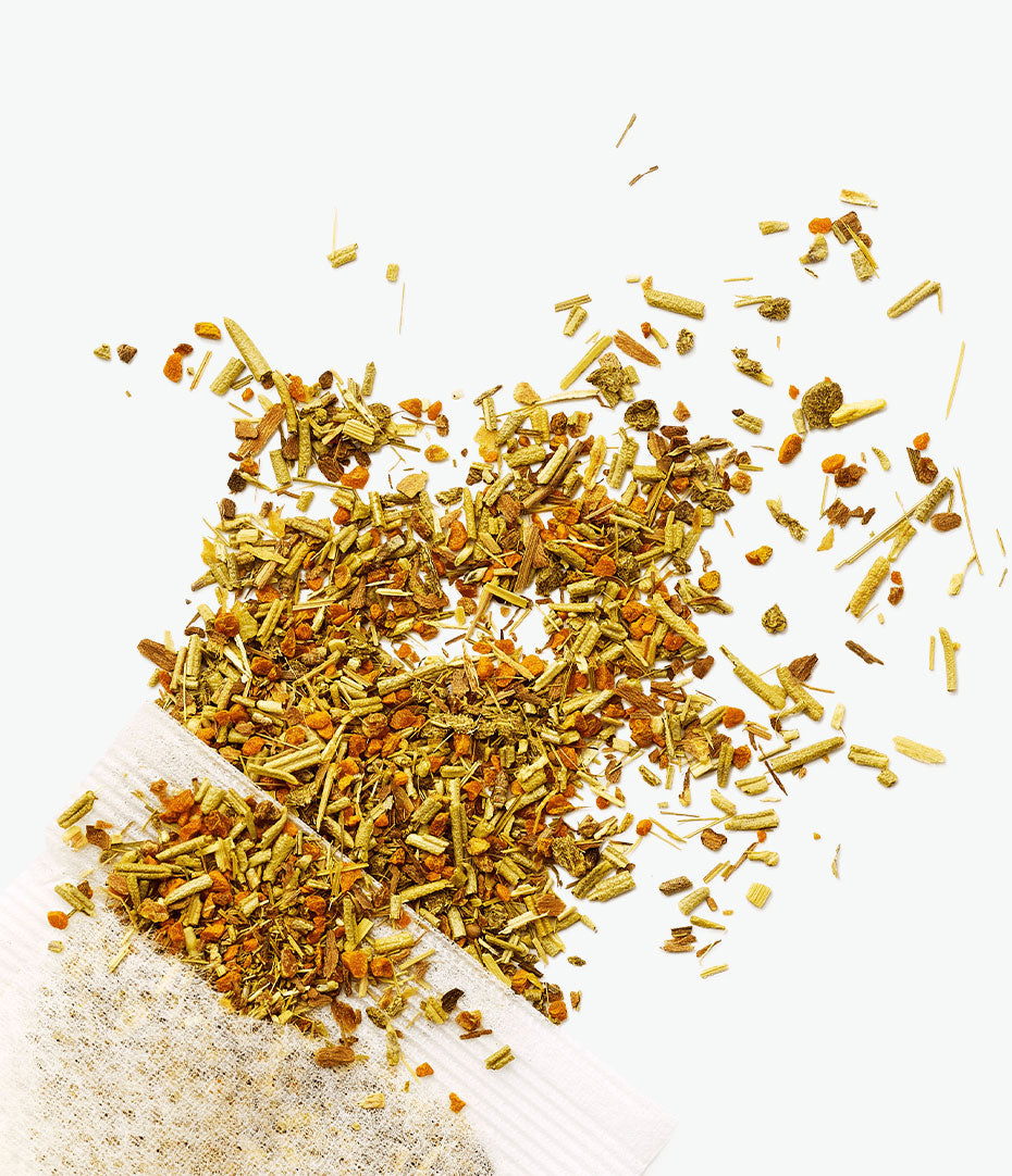 Plantes séchées dans l'intérieur d'une tisane détox