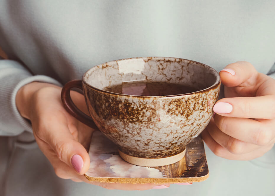 Il est recommandé de boire une tasse de thé noir plutôt en matinée pour éviter l'effet coup de fouet avant de dormir