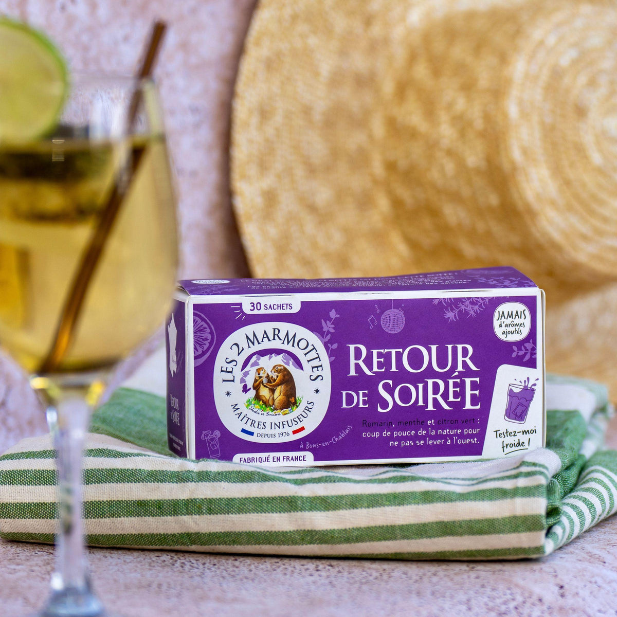 Retour de soirée peut se déguster en infusion glacée, tisane rafraîchissante pour l'été romarin menthe et citron vert