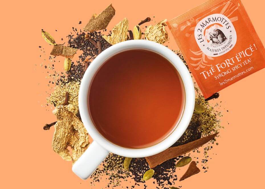 Le thé aux épices, ou thé chai, est fabriqué avec de la cannelle , du gingembre et une touche de poivre. Ingrédients biologiques, sans arômes ajoutés.