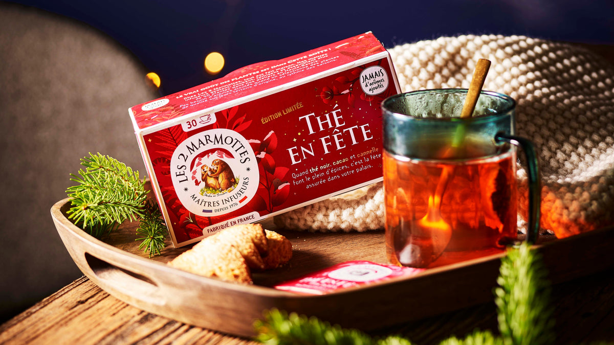 Thé de Noël Les 2 Marmottes : Thé en Fête. Thé noir bio, écorces de cacao et épices pour une boisson festive sans arômes ajoutés.